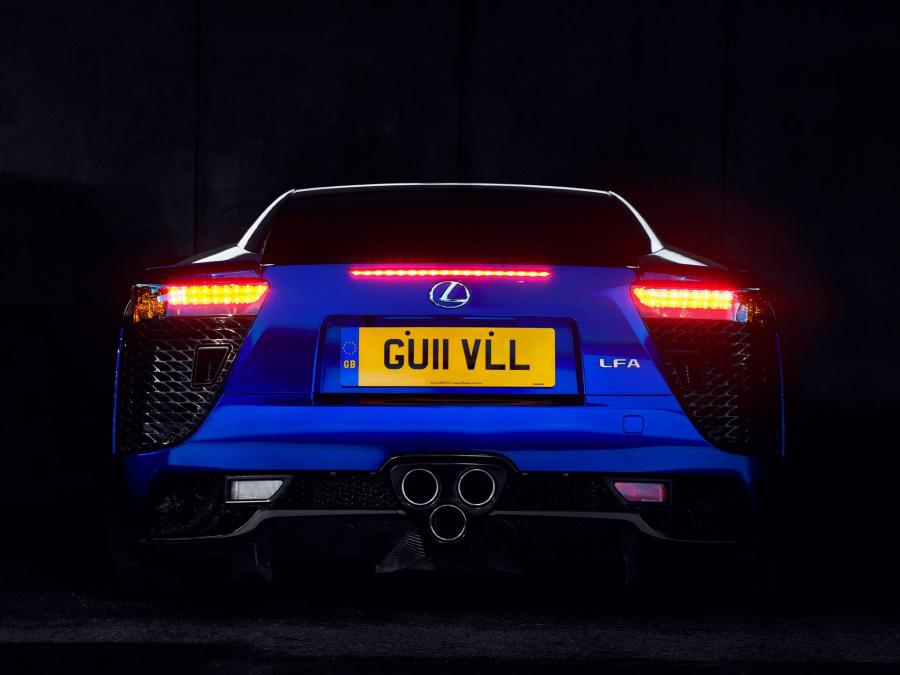  Lexus LF-A 2010 года  (UK) (фото 9 из 12)